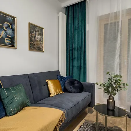 Mennica Chic By Bookinghost *