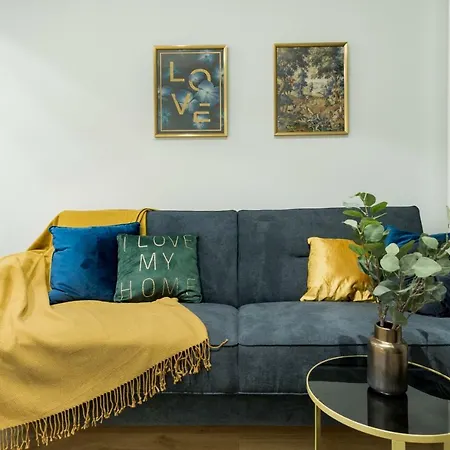 Mennica Chic By Bookinghost