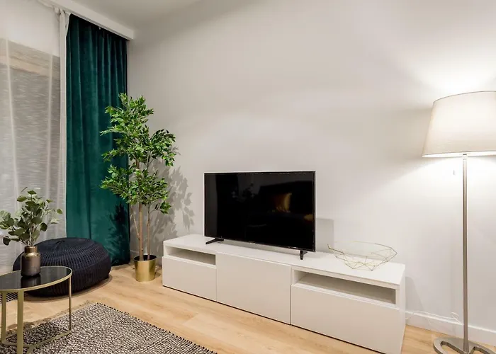 Mennica Chic By Bookinghost