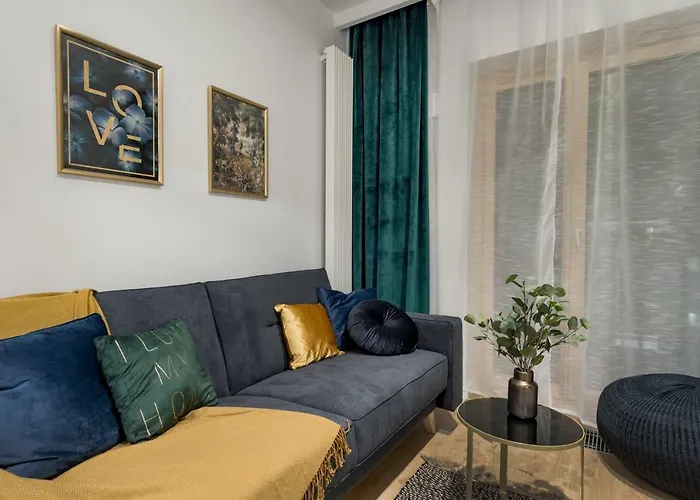 Mennica Chic By Bookinghost *