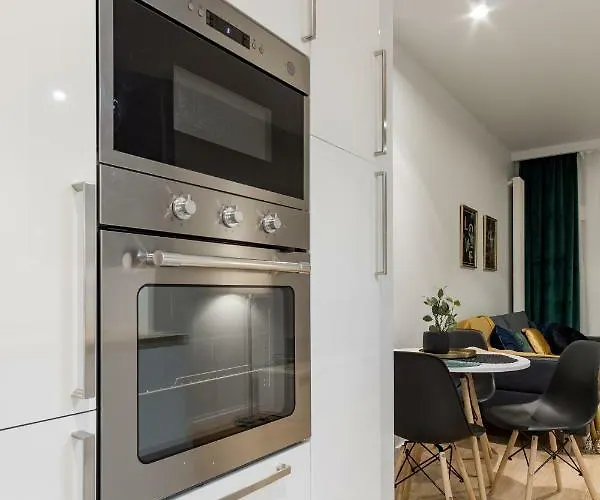 Mennica Chic By Bookinghost