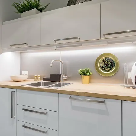 Mennica Chic By Bookinghost *