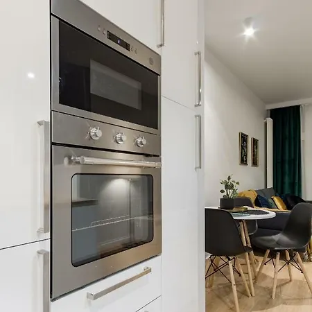 Mennica Chic By Bookinghost