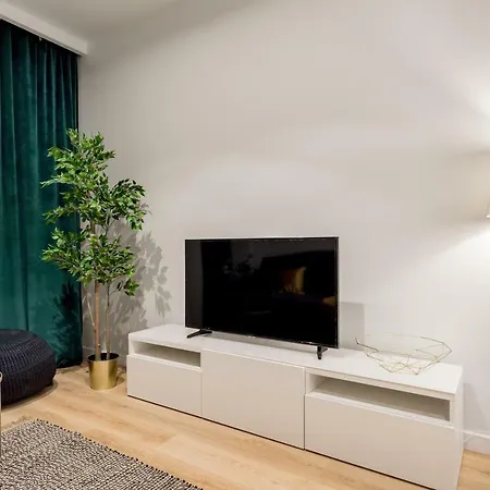 Mennica Chic By Bookinghost